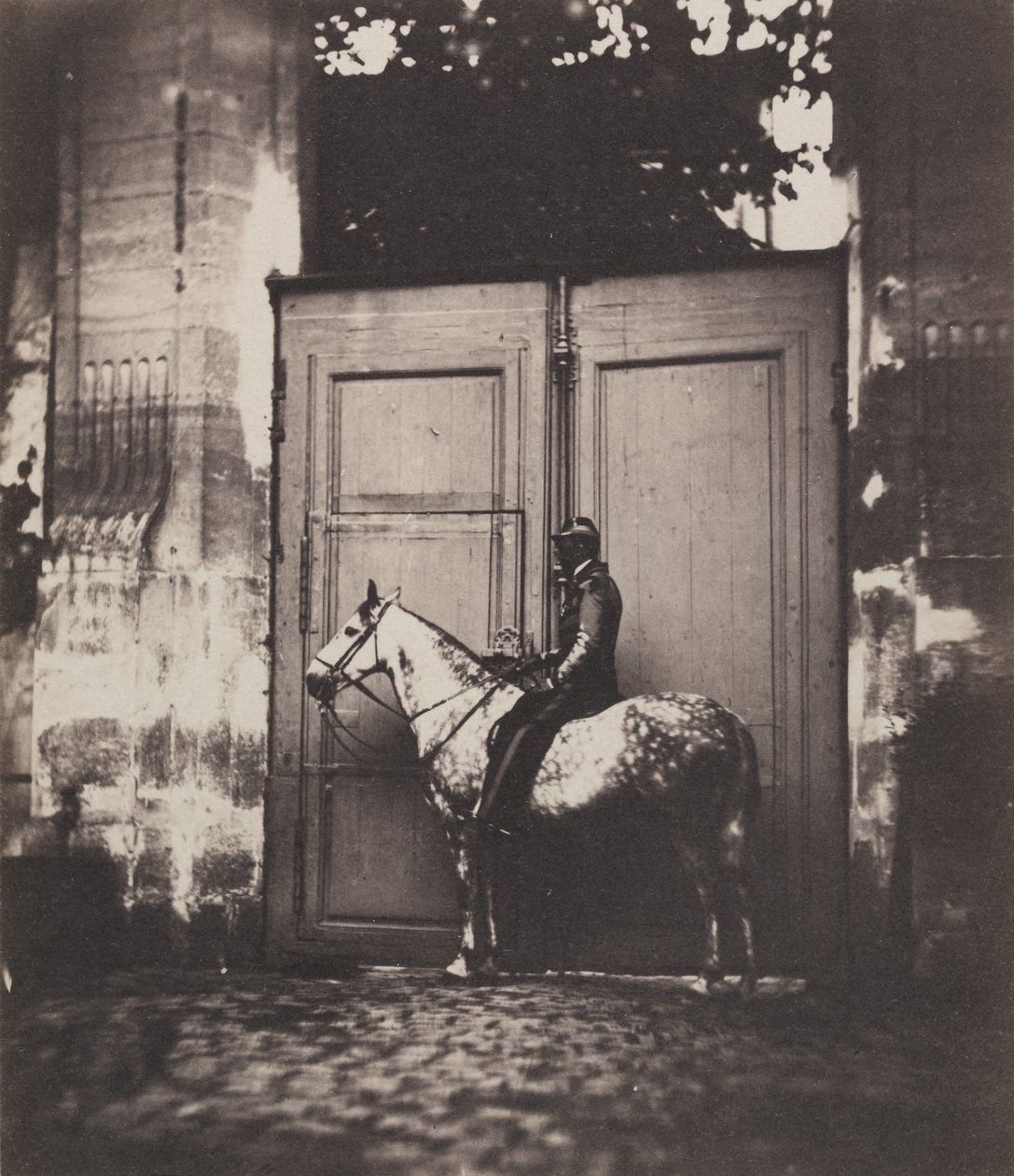 Svart ryttare framför en dörröppning, ca. 1855. av Unbekannt