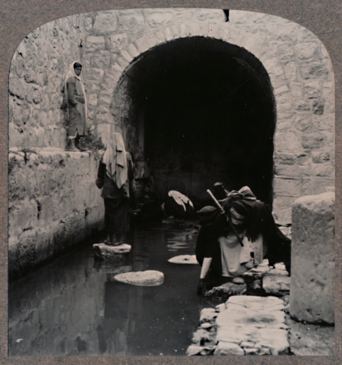 Blinda män som tvättar ögonen i Siloams pool, c1900 av Unbekannt