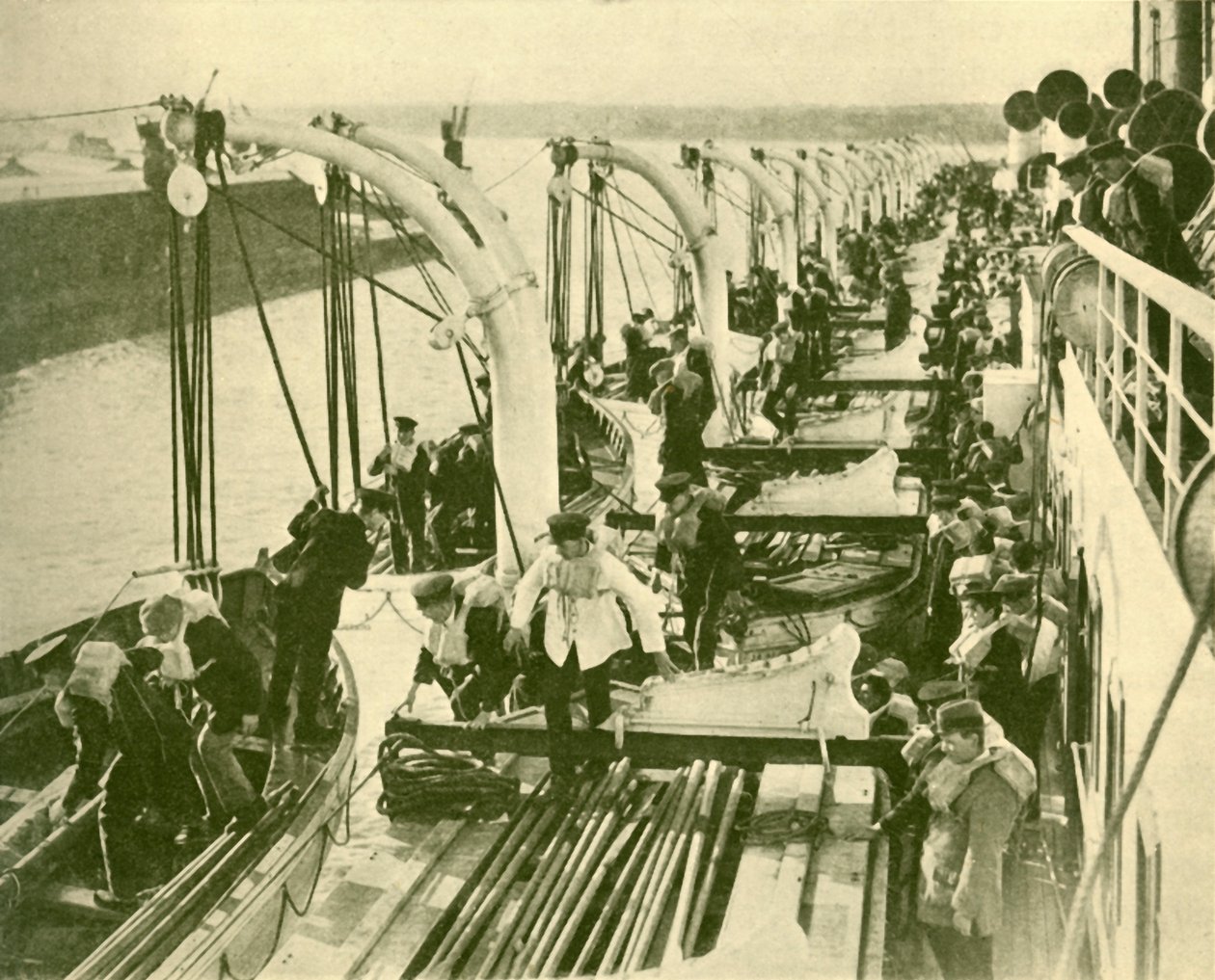 Båtövning ombord på Aquitania., c1930. av Unbekannt