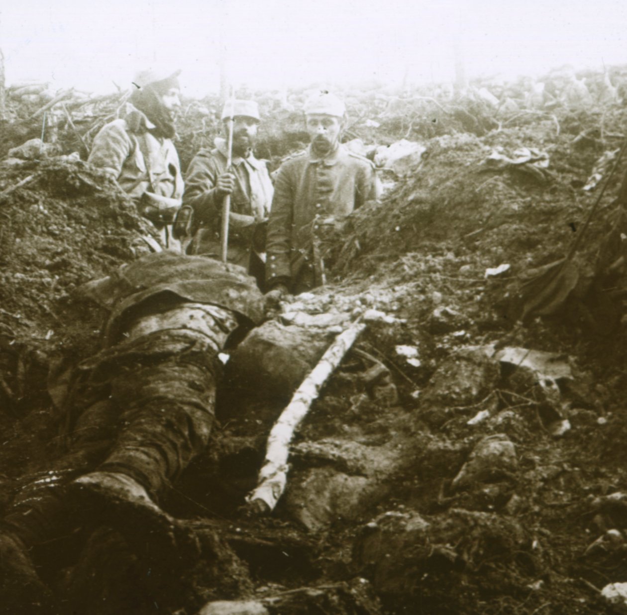 Kroppar och fångar, Les Éparges, norra Frankrike, 1915. av Unbekannt