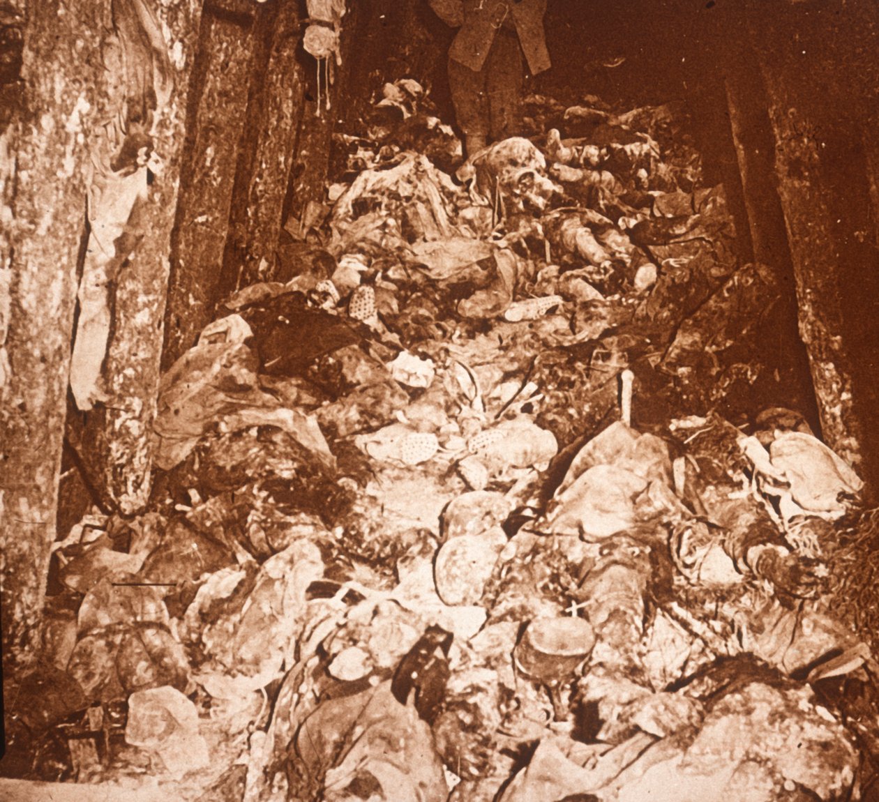 Kroppar i tunnlar under Mount Cornillet, Champagne, norra Frankrike, c1917 av Unbekannt
