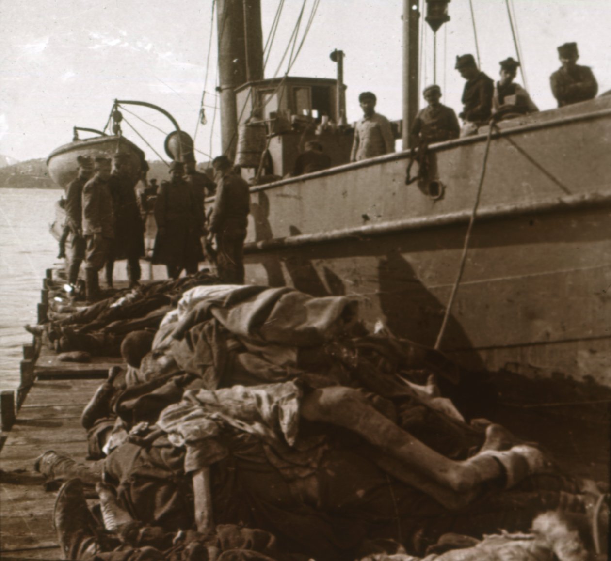 Kropp av tyfusoffer, Korfu, Grekland, c1915 av Unbekannt