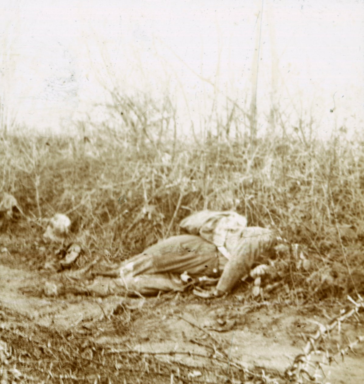 Kropp av död soldat, Château-Porcien, norra Frankrike, c1914-c1918 av Unbekannt