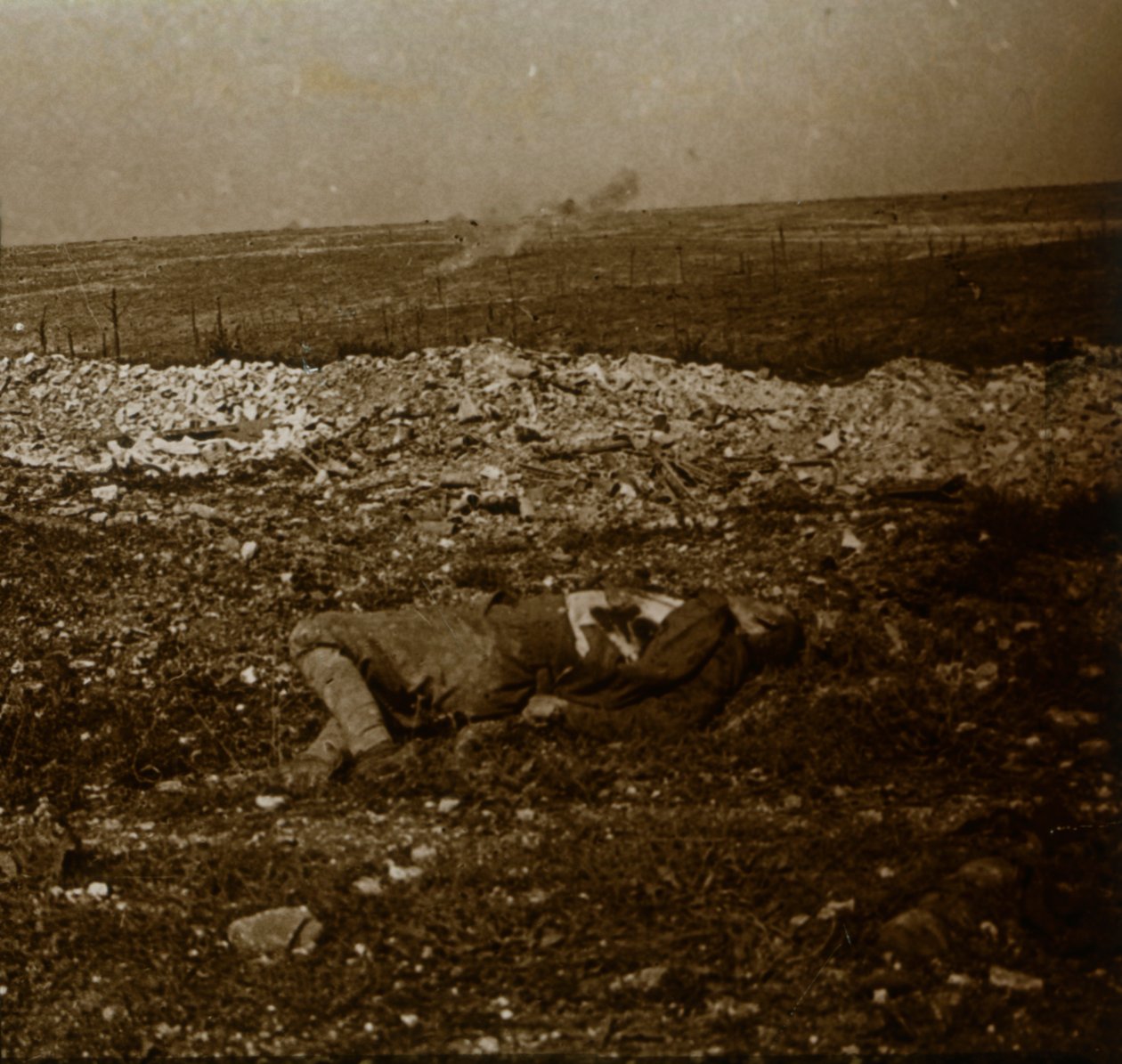 Kropp med spärreld i fjärran, c1914-c1918 av Unbekannt