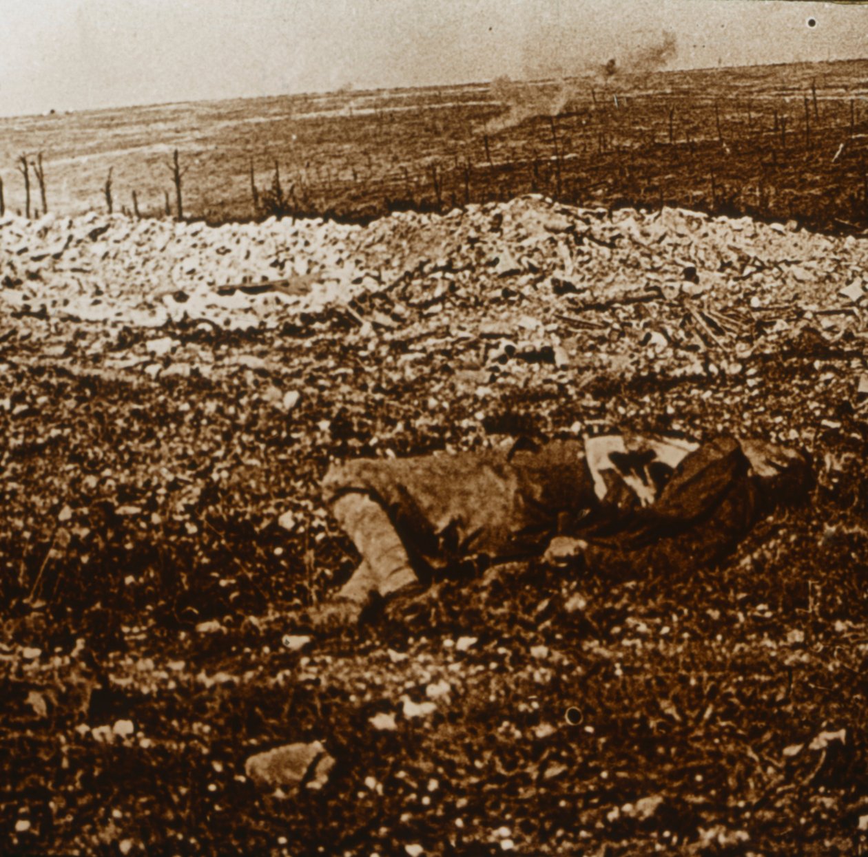Kropp med spärreld i fjärran, c1914-c1918 av Unbekannt
