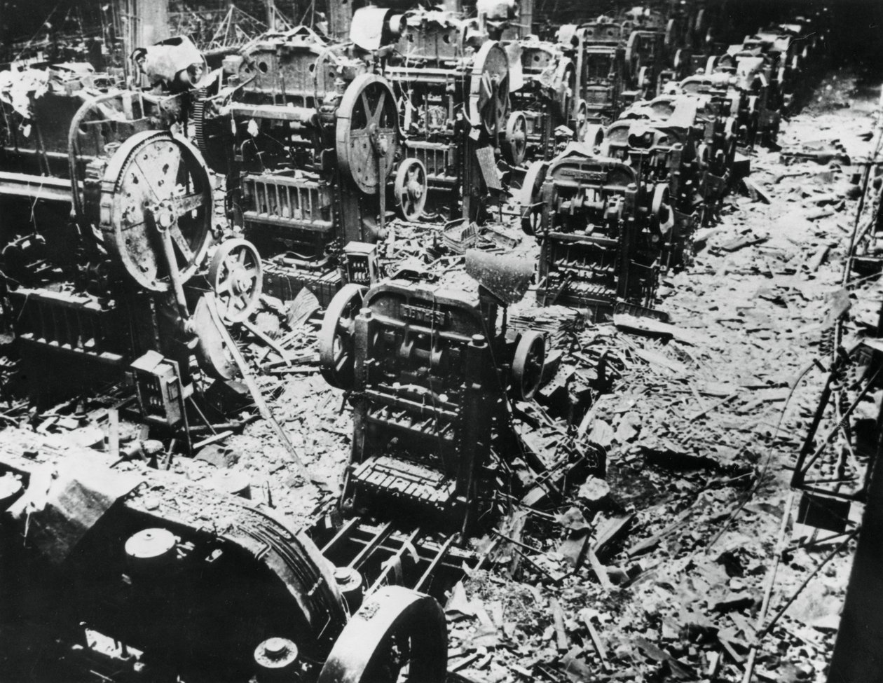 Bombskador på en Renaultfabrik, Sevres, Paris, 4 april 1943 av Unbekannt