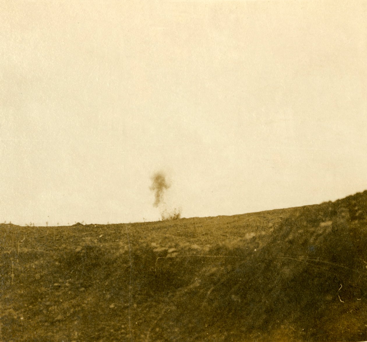 Bomb exploderar, c1914-c1918 av Unbekannt