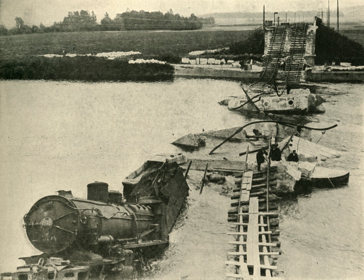 Bombad bro och urspårade tåg, norra Frankrike, första världskriget, 1914, c1920. av Unbekannt