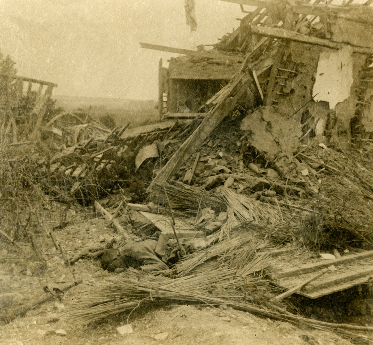 Utbombad byggnad, kropp av död soldat i förgrunden, 1916 av Unbekannt