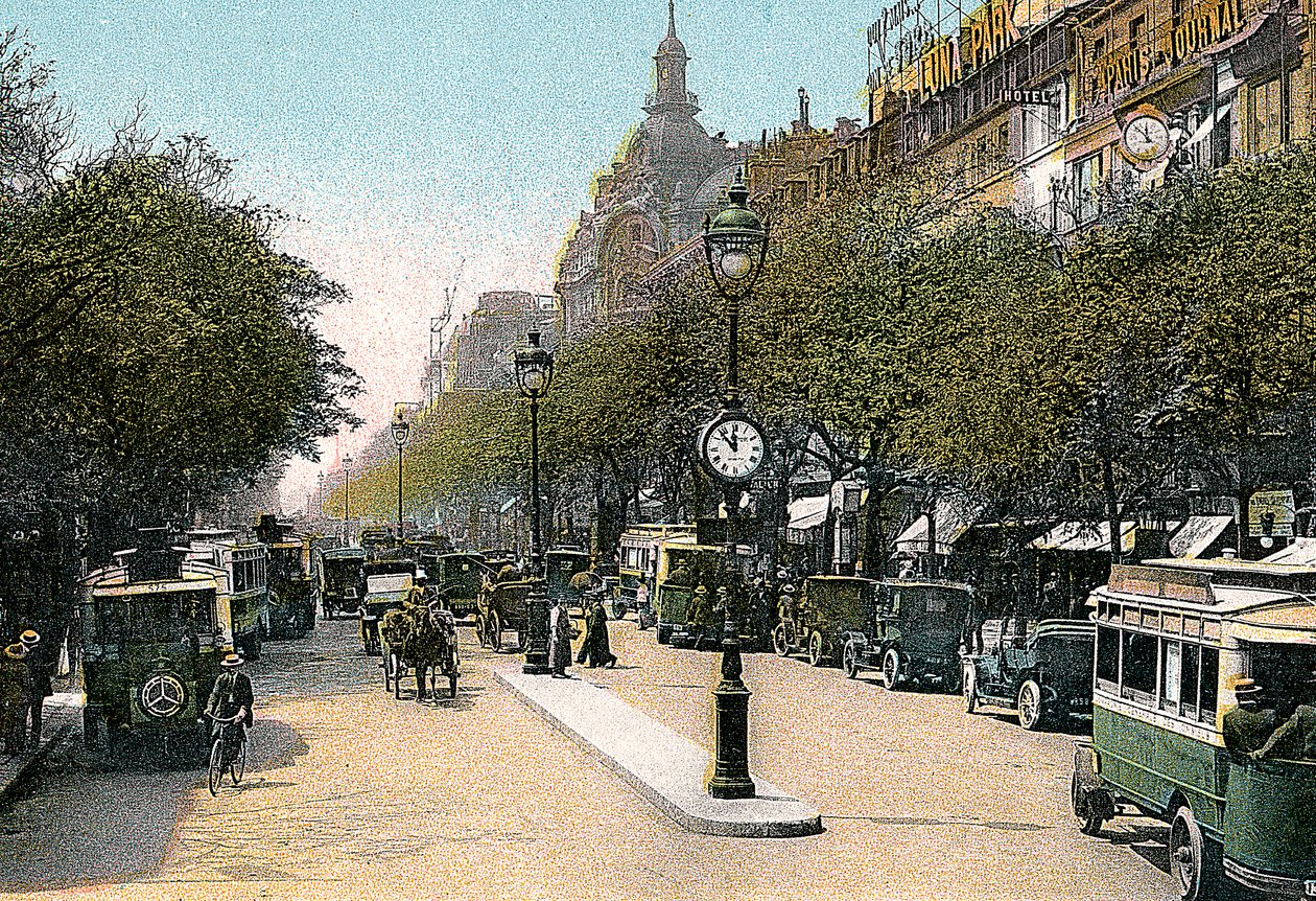 Boulevard des Italiens, Paris, med bilar och motorbussar på gatan, c1900 av Unbekannt