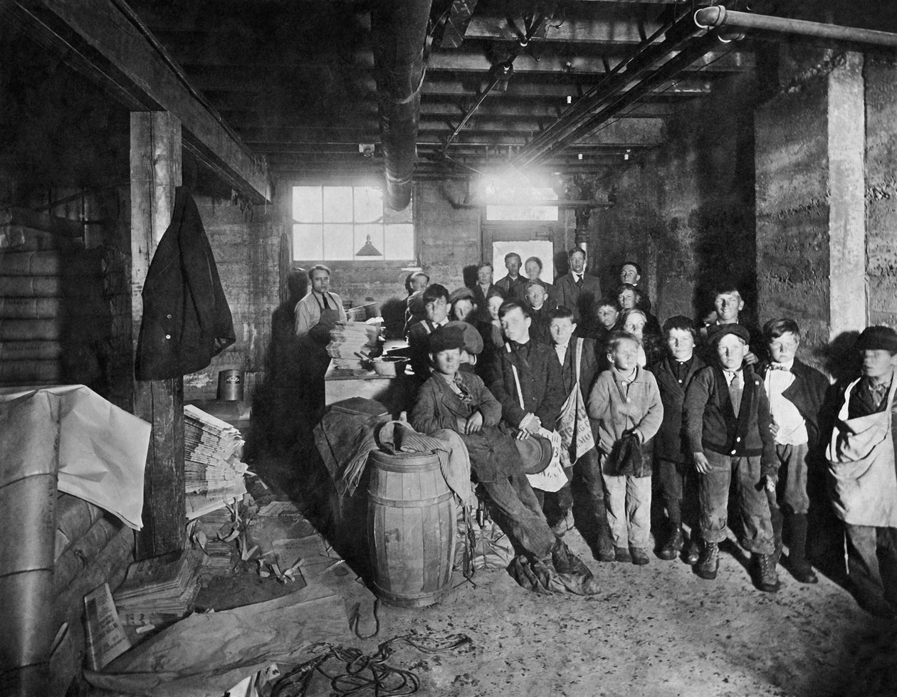 Pojkar hämtar papper att sälja, USA, ca 1919 (s/v foto) av Unbekannt