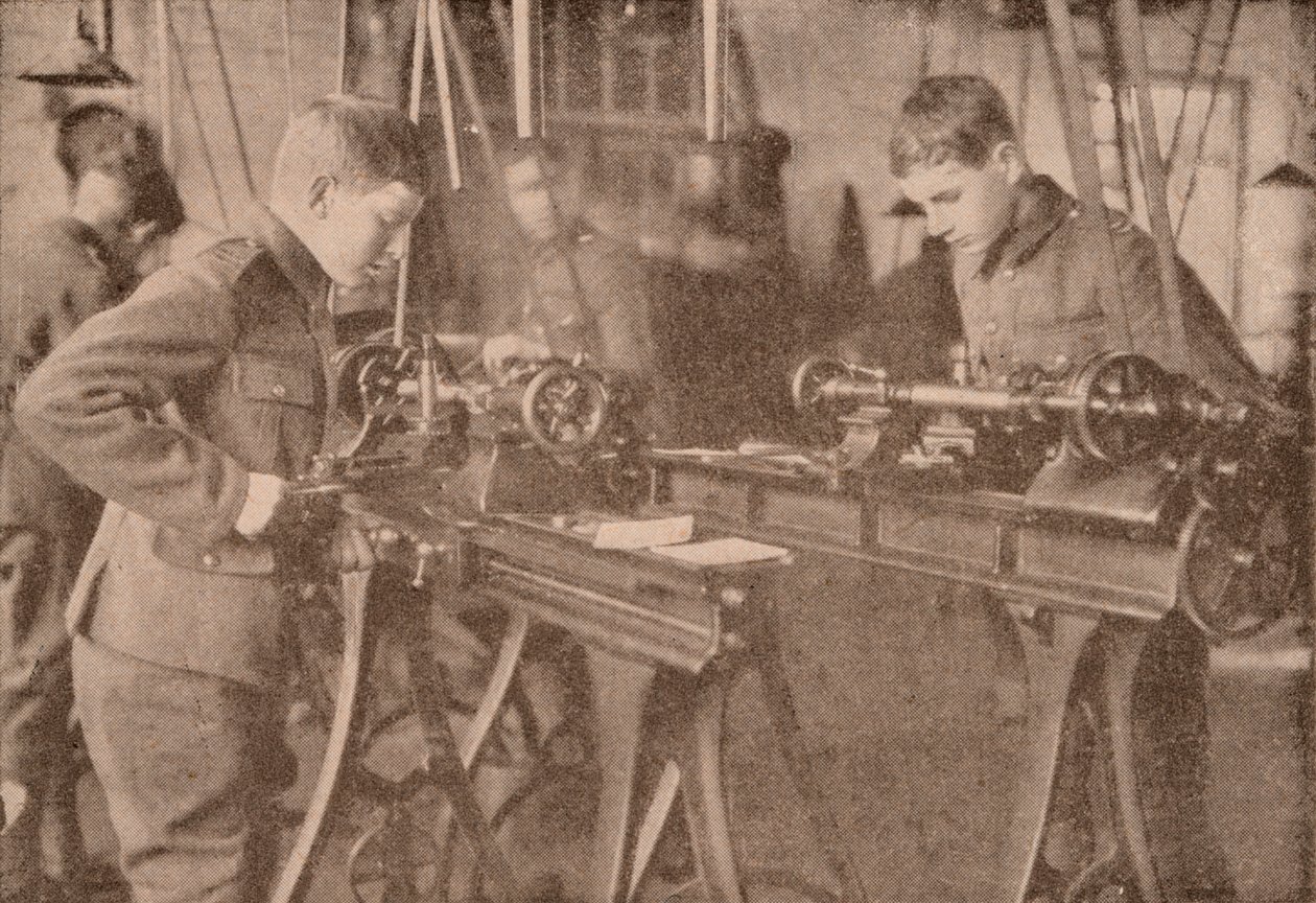 Boys of Bradfield College som tillverkar skaldelar, Berkshire, c1916 1928 av Unbekannt