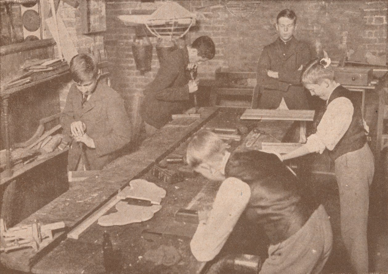Boys of Harrow School tillverkar skenor, kryckor och andra artiklar för sårade, c1916 1928 av Unbekannt