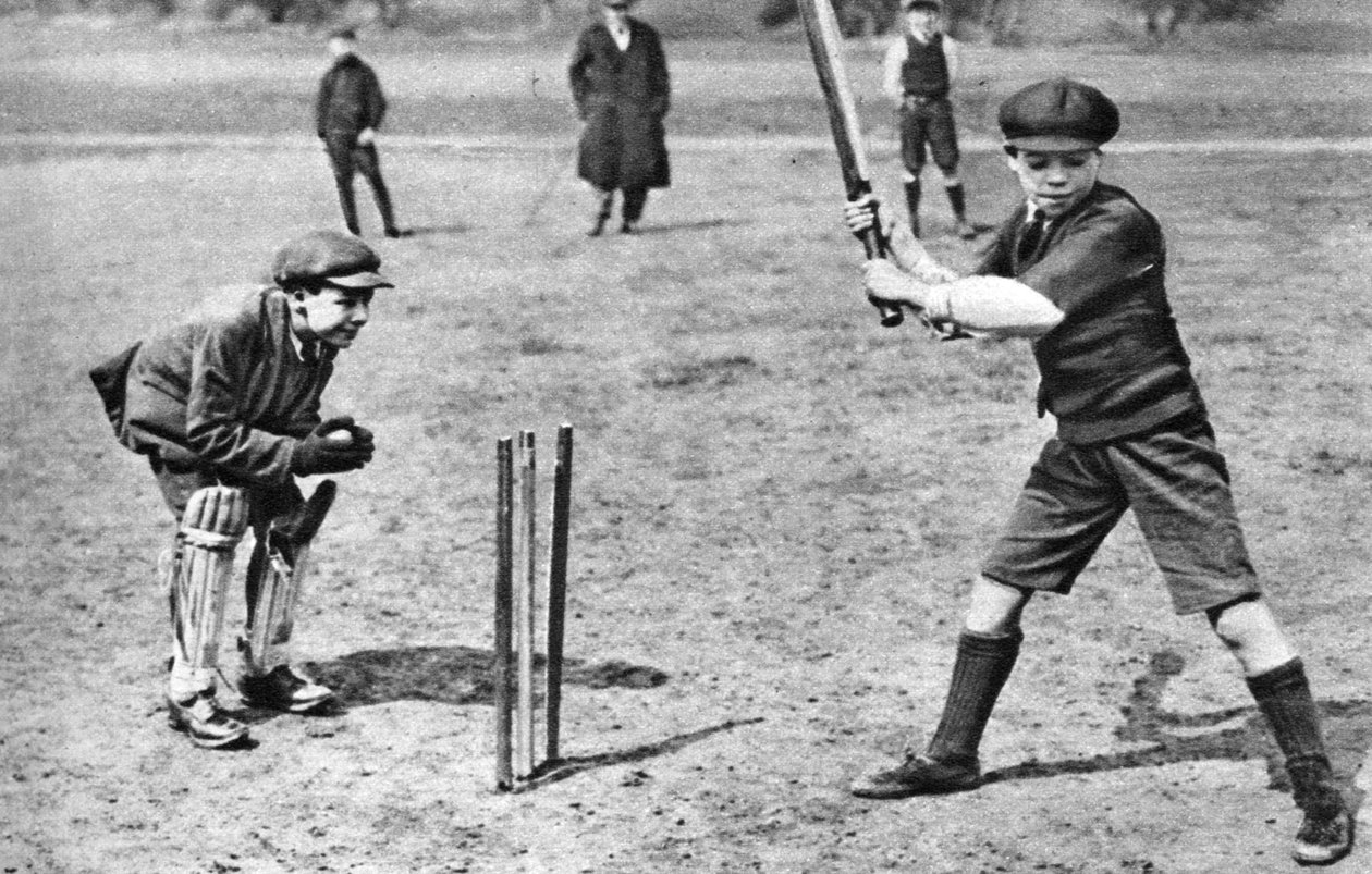 Pojkar spelar cricket i Parliament Hill Fields, London, 1926-1927 av Unbekannt