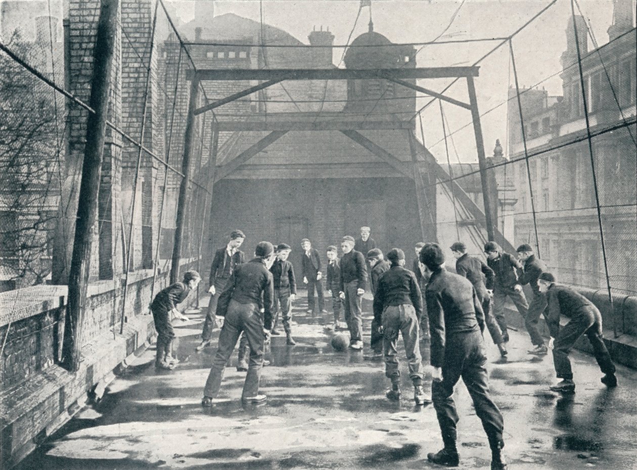 Pojkar spelar fotboll på taket av St Pauls Cathedral Choir School, London, c1901 1901 av Unbekannt