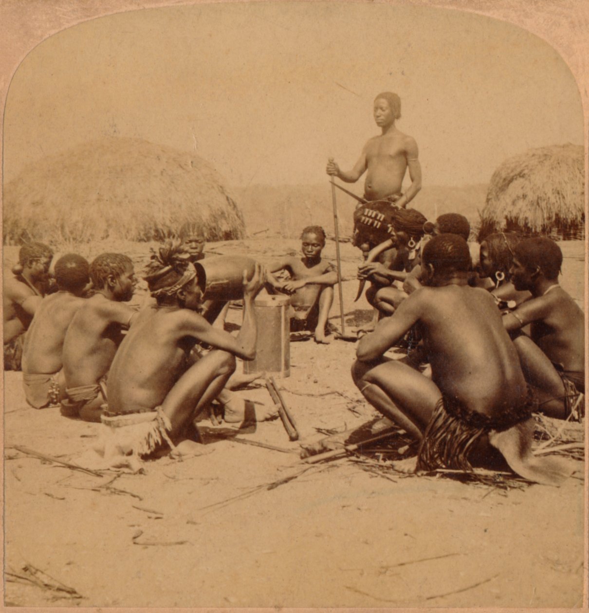 Braves of a Zulu Village håller ett råd, nära Umlaloose River, Zululand, S.A., 1901 av Unbekannt