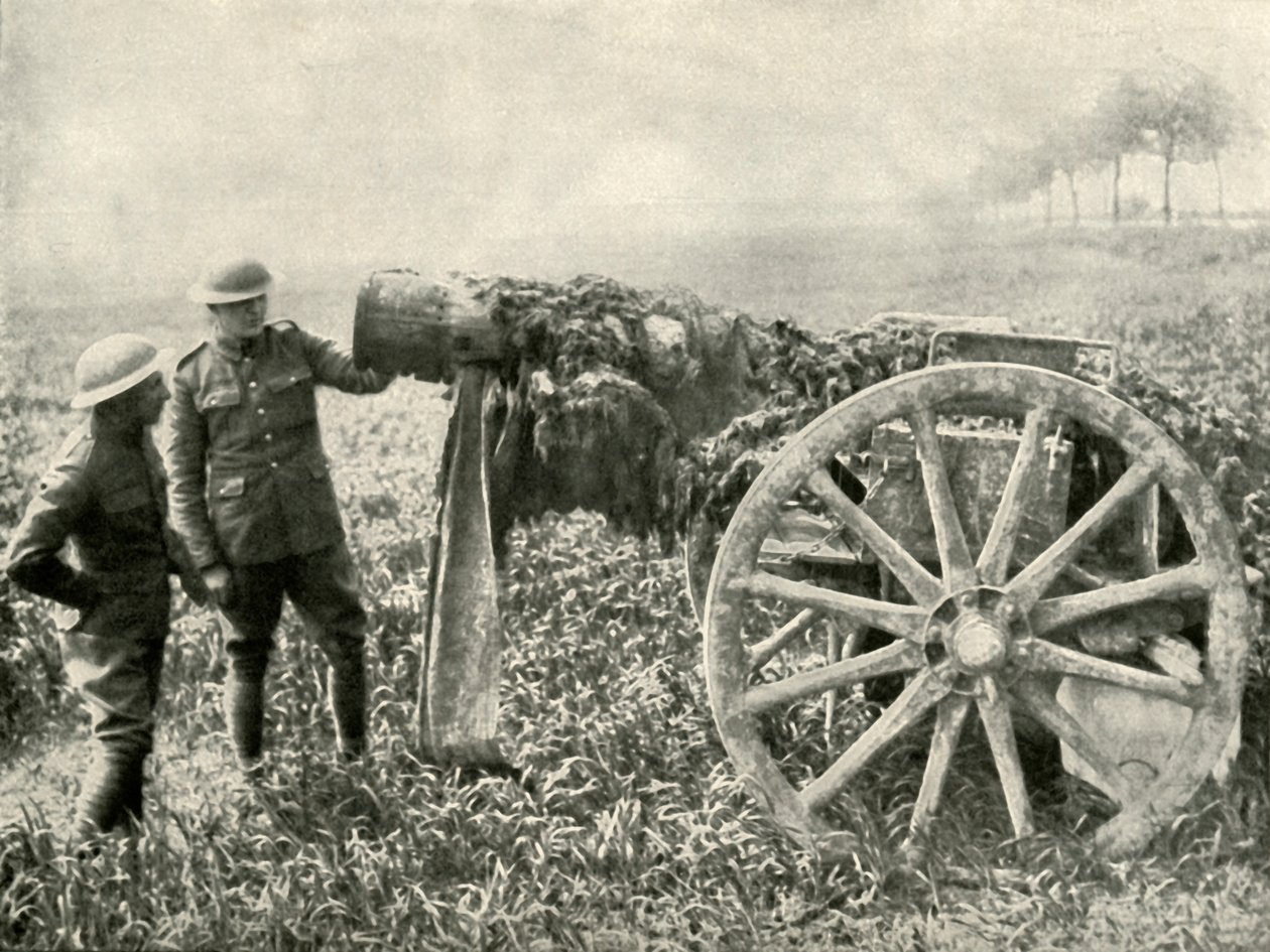 Brittisk dummypistol i fält för att attrahera tyskarnas eld, 1919. av Unbekannt