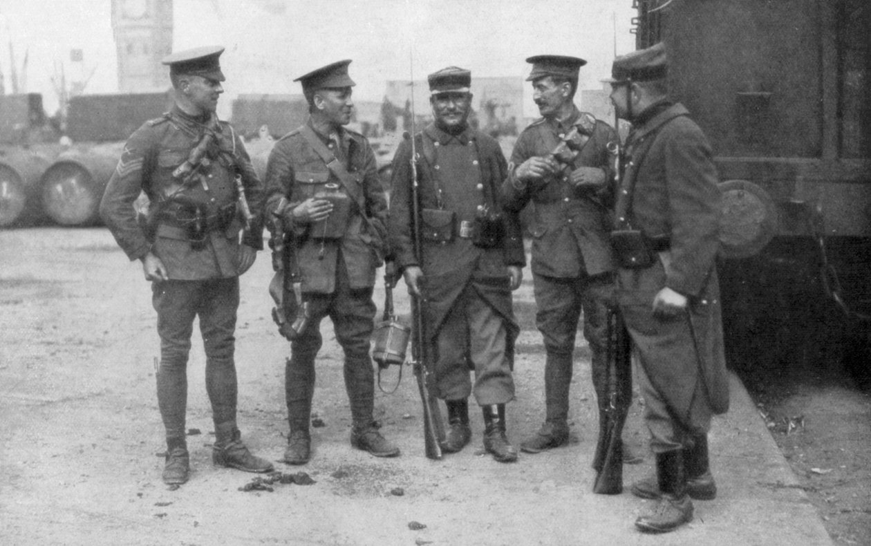 Brittiska och franska trupper förbrödrade, Frankrike, augusti 1914 av Unbekannt