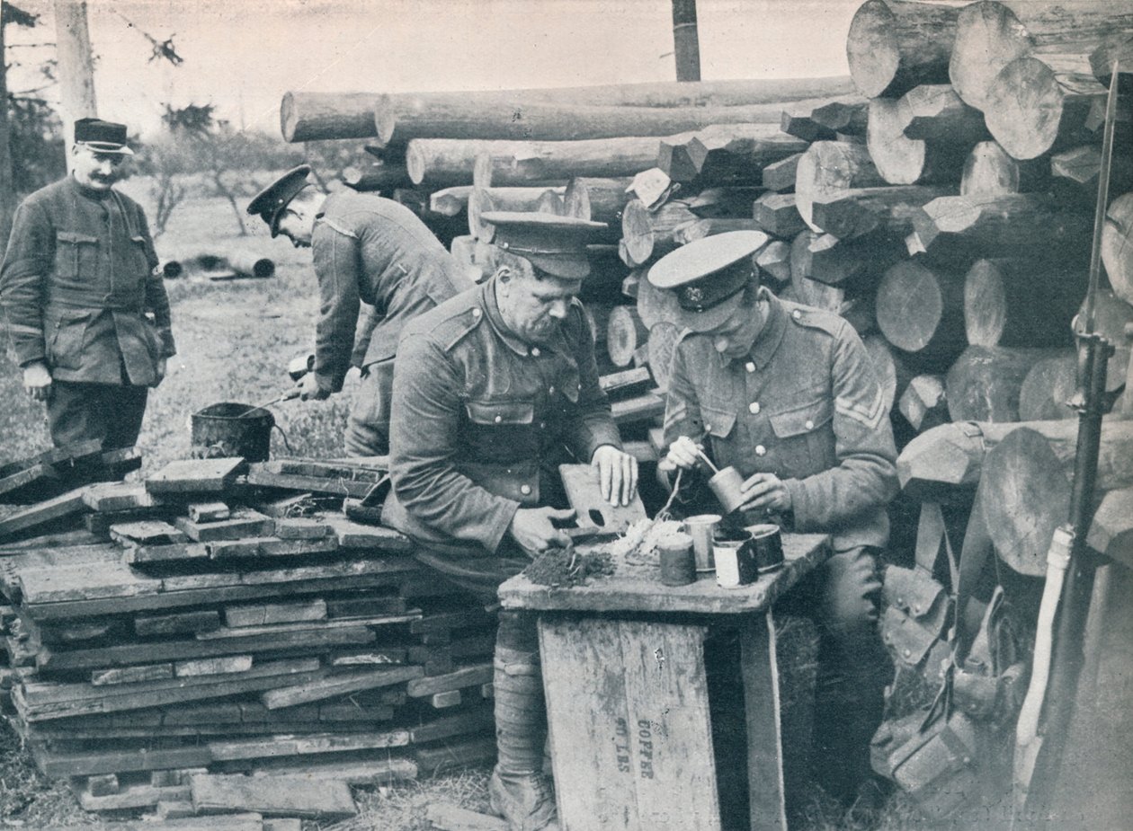Brittiska ingenjörer med expeditionsstyrkan tillverkar handgranater av tobaksburkar, c1914 av Unbekannt