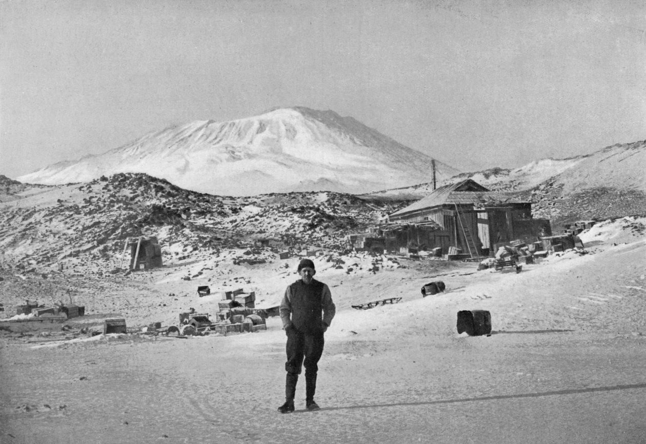 Brittisk upptäcktsresande Ernest Shackleton vid Cape Royds basläger, Antarktis, 1908 av Unbekannt
