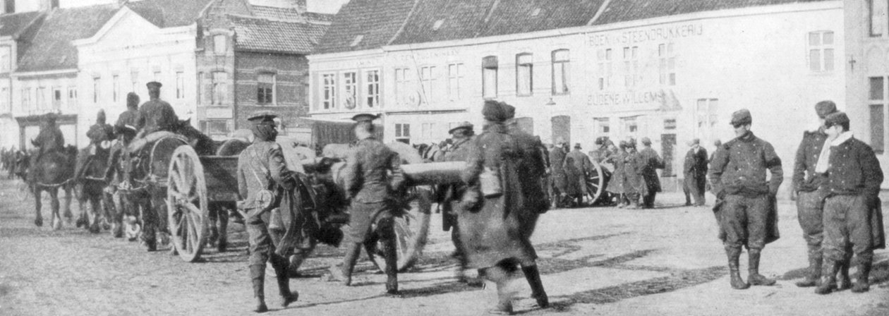 Brittiskt hästdraget artilleri i en belgisk by, augusti 1914 av Unbekannt