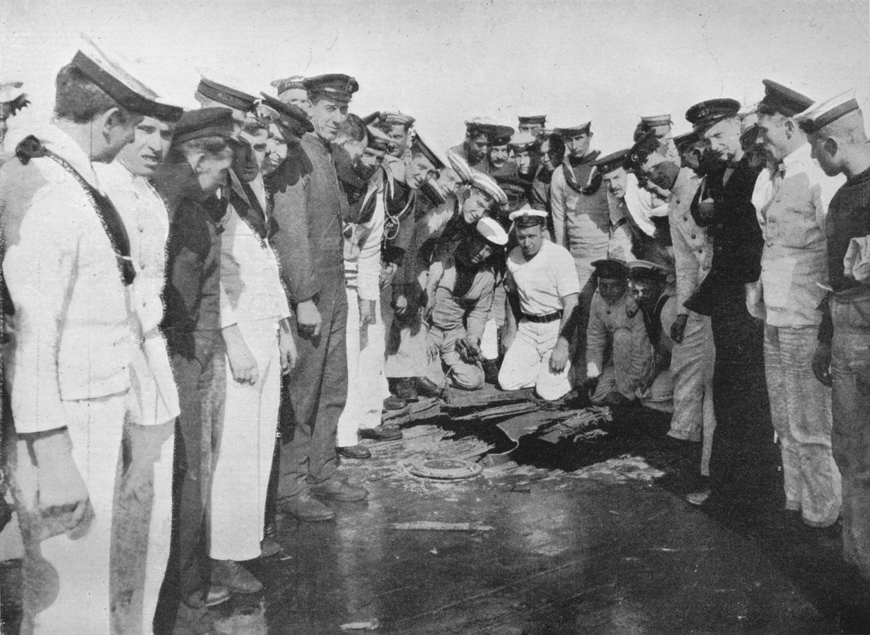 Brittiska sjömän runt ett hål i däcket på deras fartyg, 1915 av Unbekannt