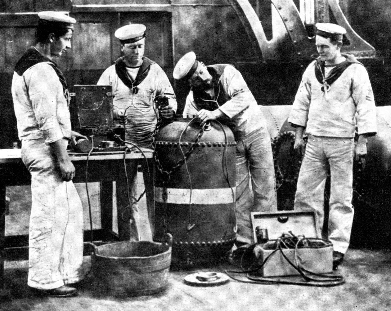 Brittiska sjömän kopplar en gruva, första världskriget, 1914 av Unbekannt