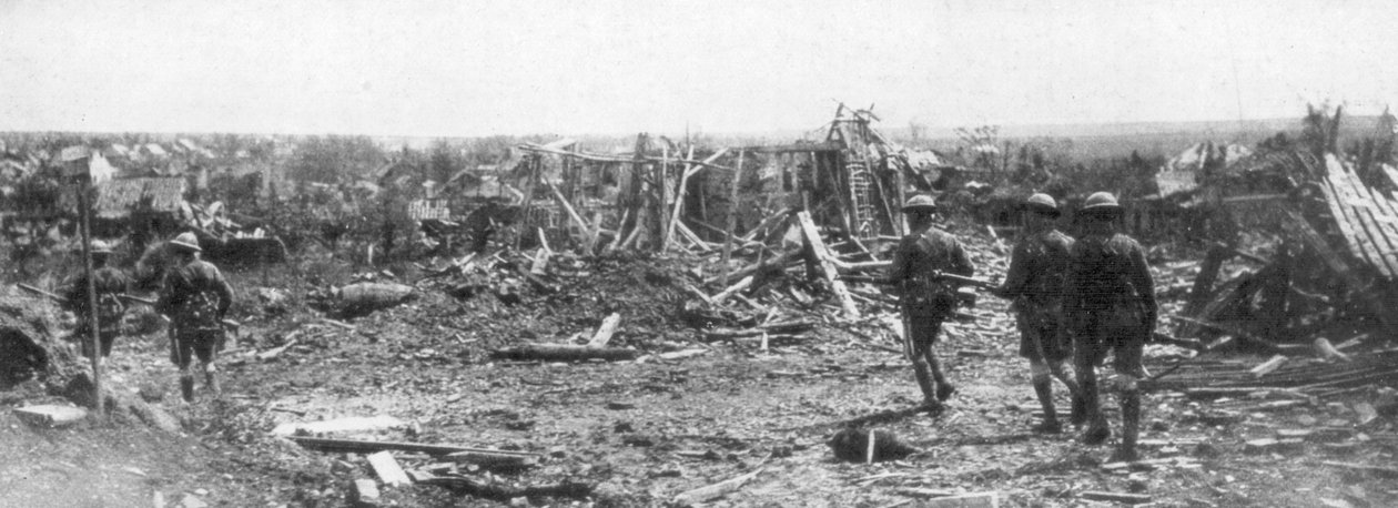 Brittiska soldater utforskar ruinerna av Albert, Somme, Frankrike, 22 augusti 1918 av Unbekannt