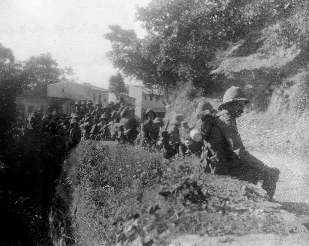 Brittiska soldater vilar på en ruttmarsch, mellan kalsi och Chakrata, Indien, 1917 av Unbekannt