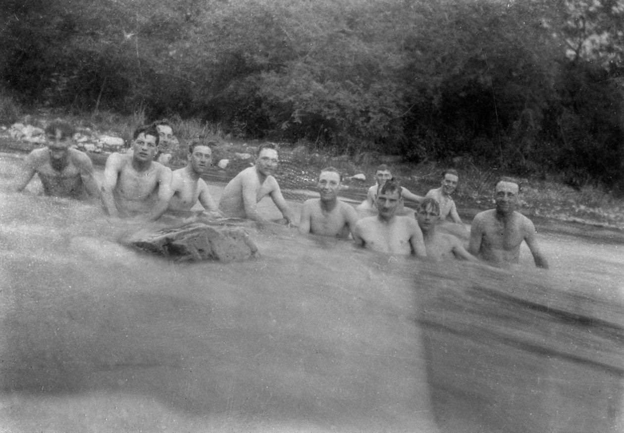 Brittiska soldater tvättar sig i en bergsbäck, Kalsi, Indien, 1917 av Unbekannt