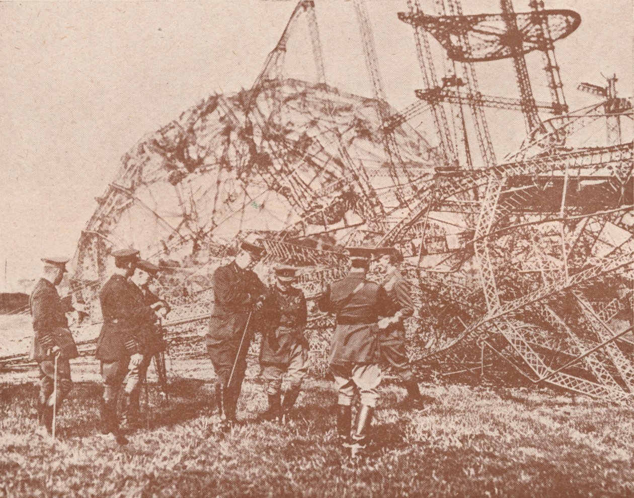 Brittiska stabsofficerare undersöker vraket av en Zeppelin som fälldes i England, c1917 1919 av Unbekannt