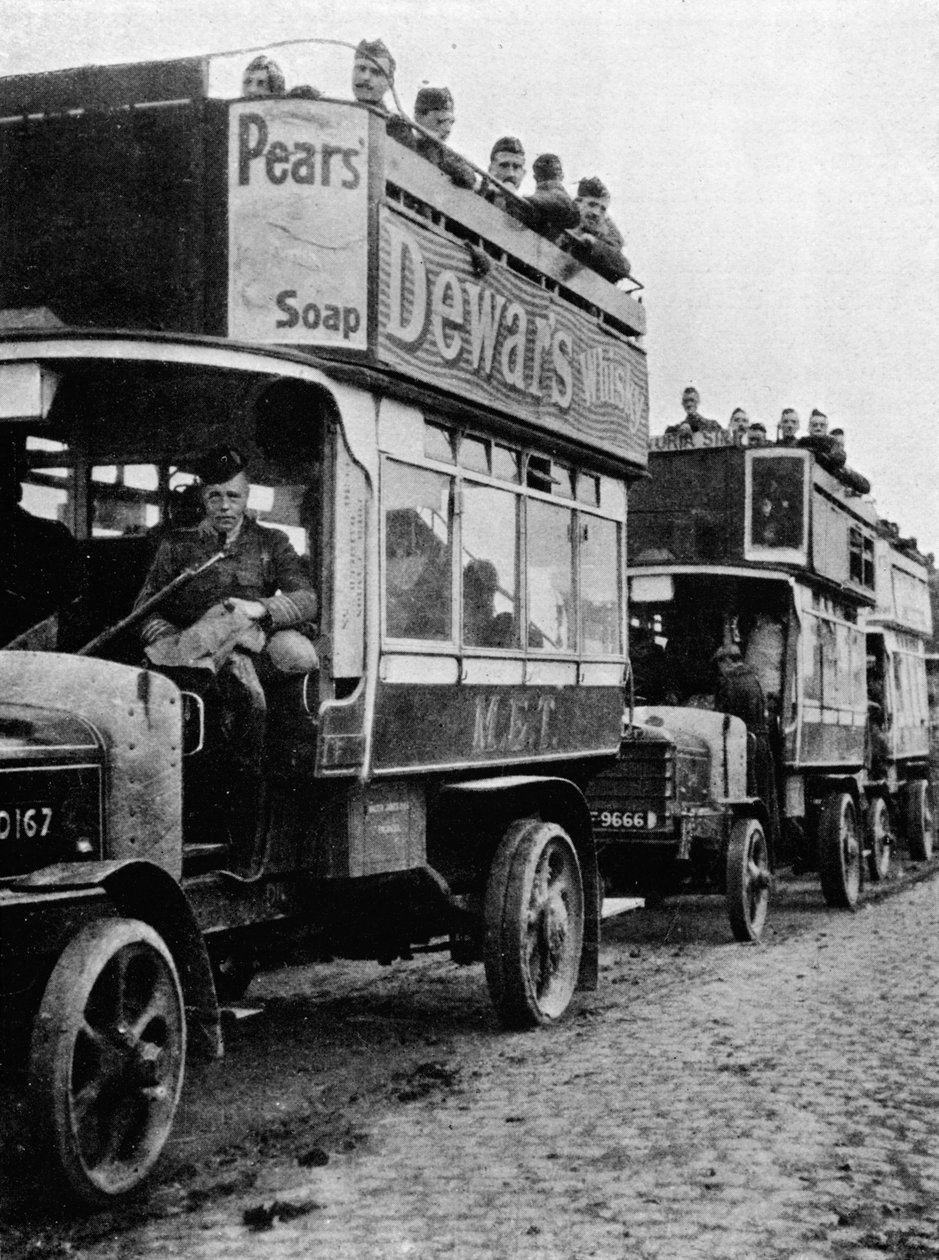Brittiska trupper flyttas till en ny del av linjen med motorbussar, 1915 av Unbekannt
