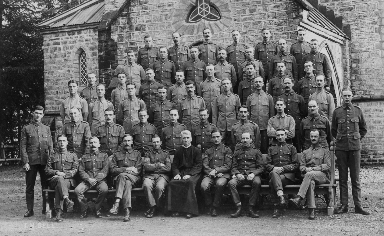 Brittiska trupper utanför garnisonskyrkan, Chakrata, 1917 av Unbekannt