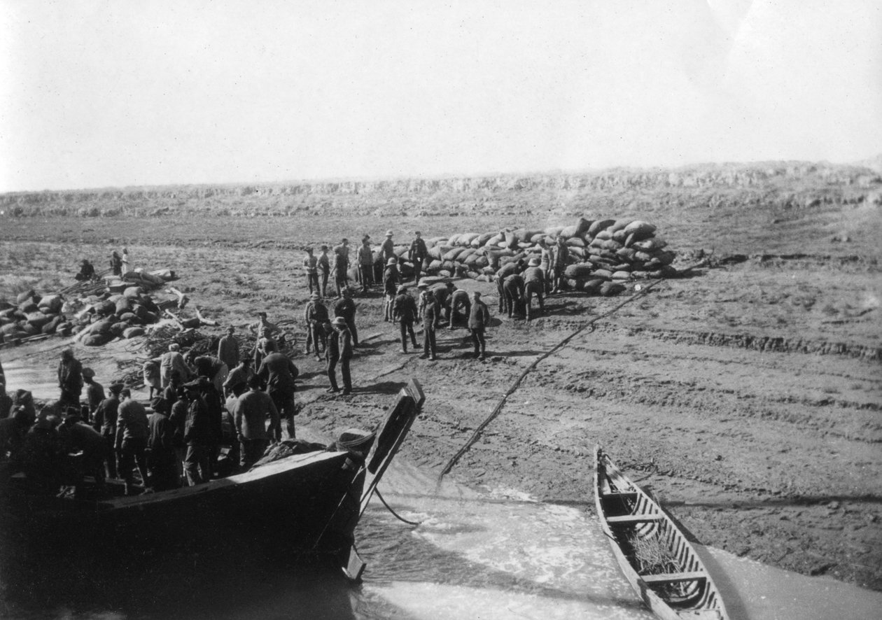 Brittiska trupper lastar av datum på stranden av floden Tigris, 1918 av Unbekannt