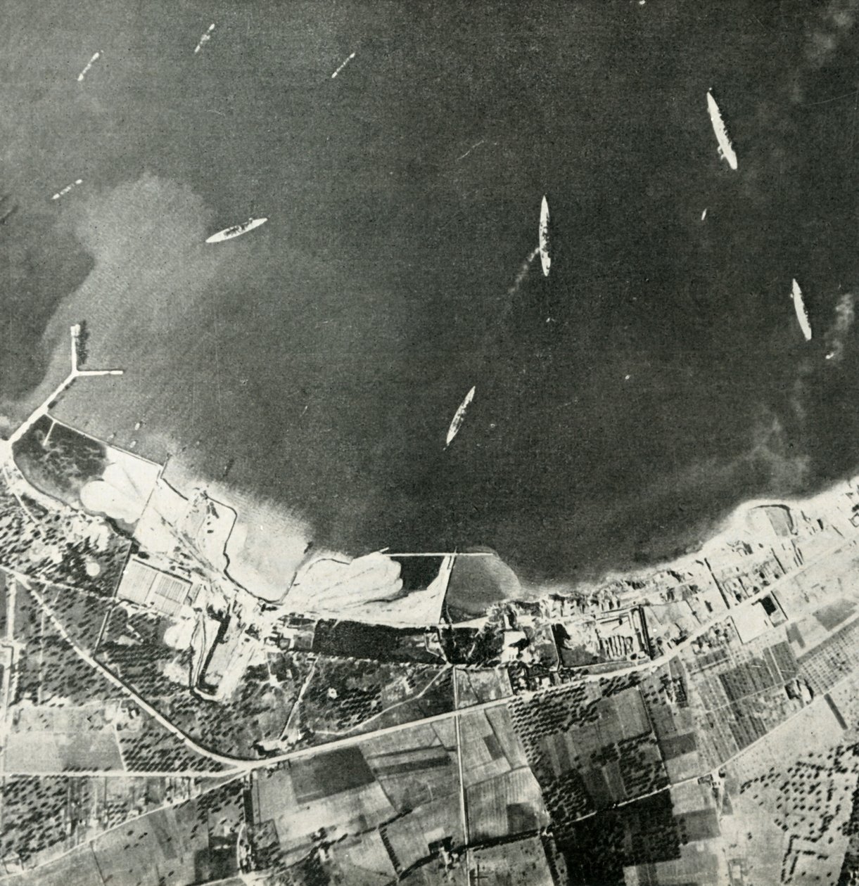 Brittiska krigsfartyg utanför den maltesiska kusten, andra världskriget, 1940-1942 1944. av Unbekannt