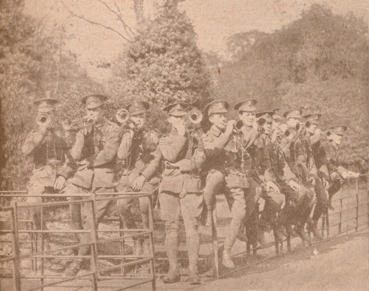 Buglers övar i en London Park, c1915 1928 av Unbekannt
