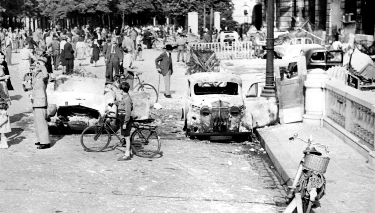 Utbrända bilar, Place de la Concorde, Paris befrielse, augusti 1944 av Unbekannt