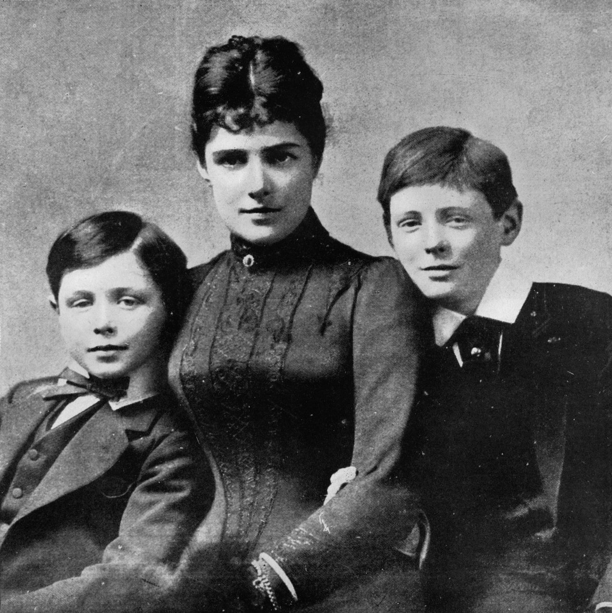 Men lyckan kunde åtminstone hittas hemma hos mamma och bror John, 1889, 1945 av Unbekannt