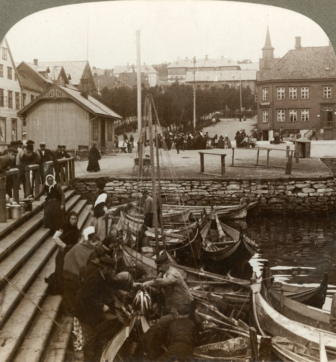 Att köpa fisk i en livlig arktisk handelshamn, Tromsoe 69° 38 N. Lat., Nordnorge, 1902. av Unbekannt