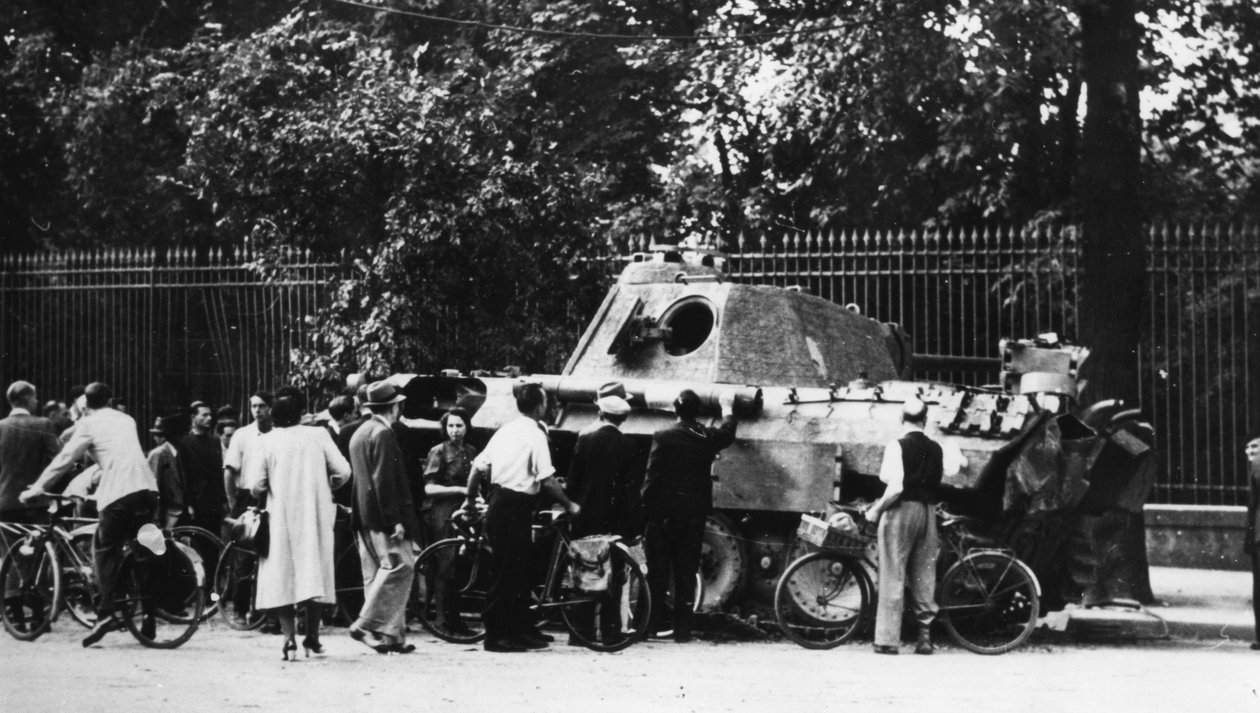 Åskådare undersöker en övergiven stridsvagn på Rue de Medicis, Paris befrielse, augusti 1944 av Unbekannt