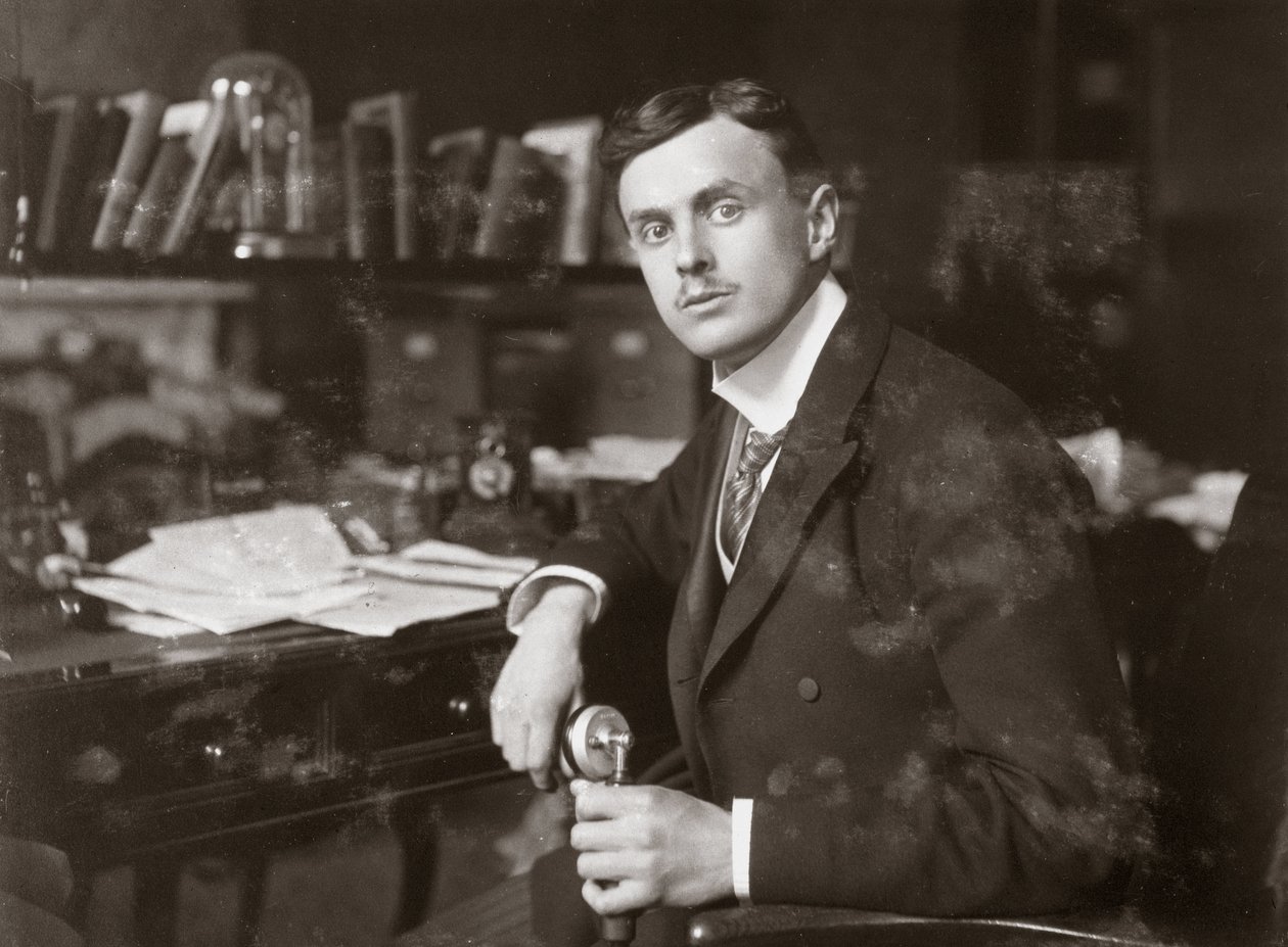 C S Rolls sitter vid sitt skrivbord, c 1902 av Unbekannt