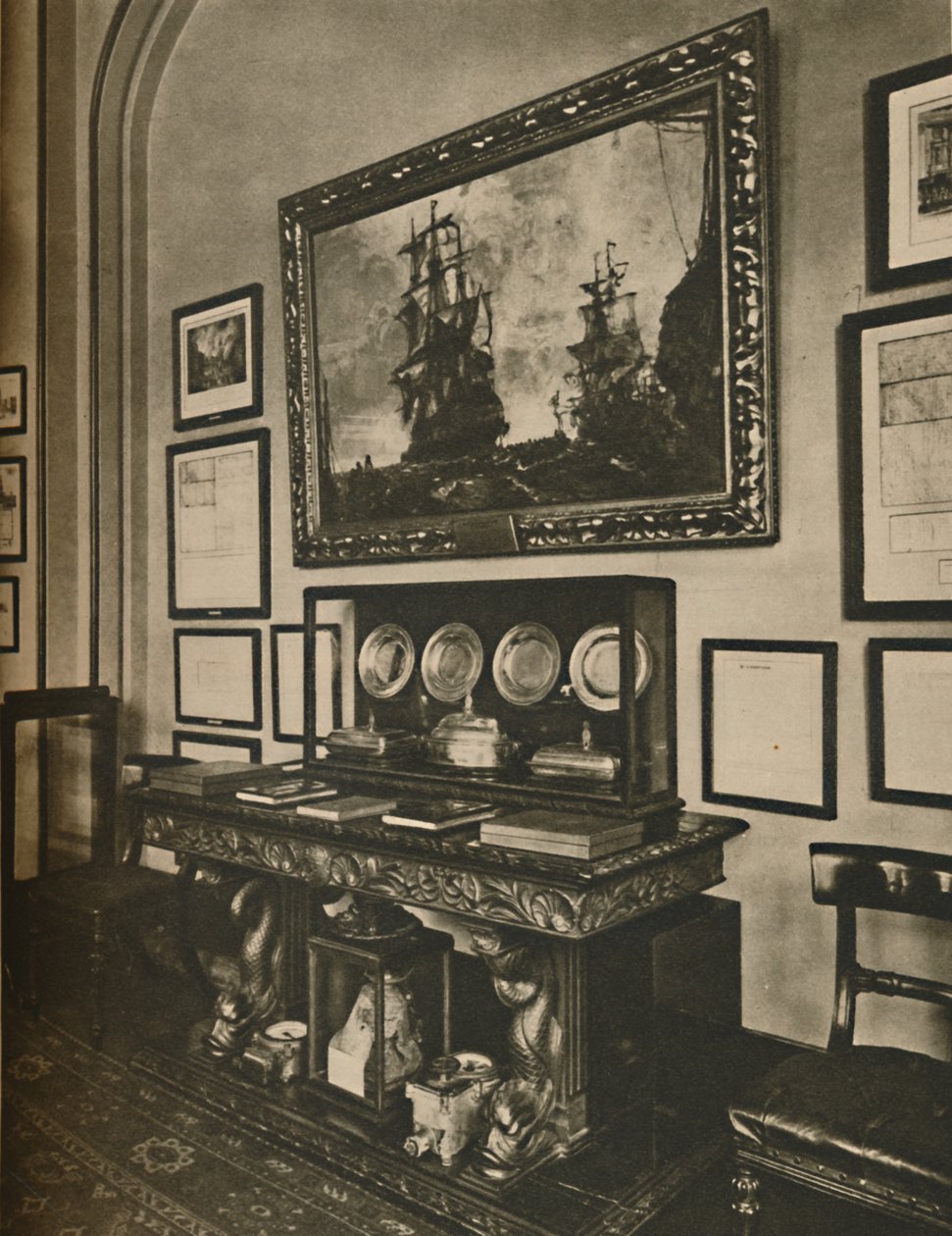 Cabinet of Nelson Relics i Lloyds Committee Room, c1935. av Unbekannt