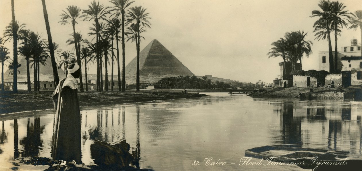 Kairo - Översvämningstid nära pyramiderna, c1918-c1939. av Unbekannt