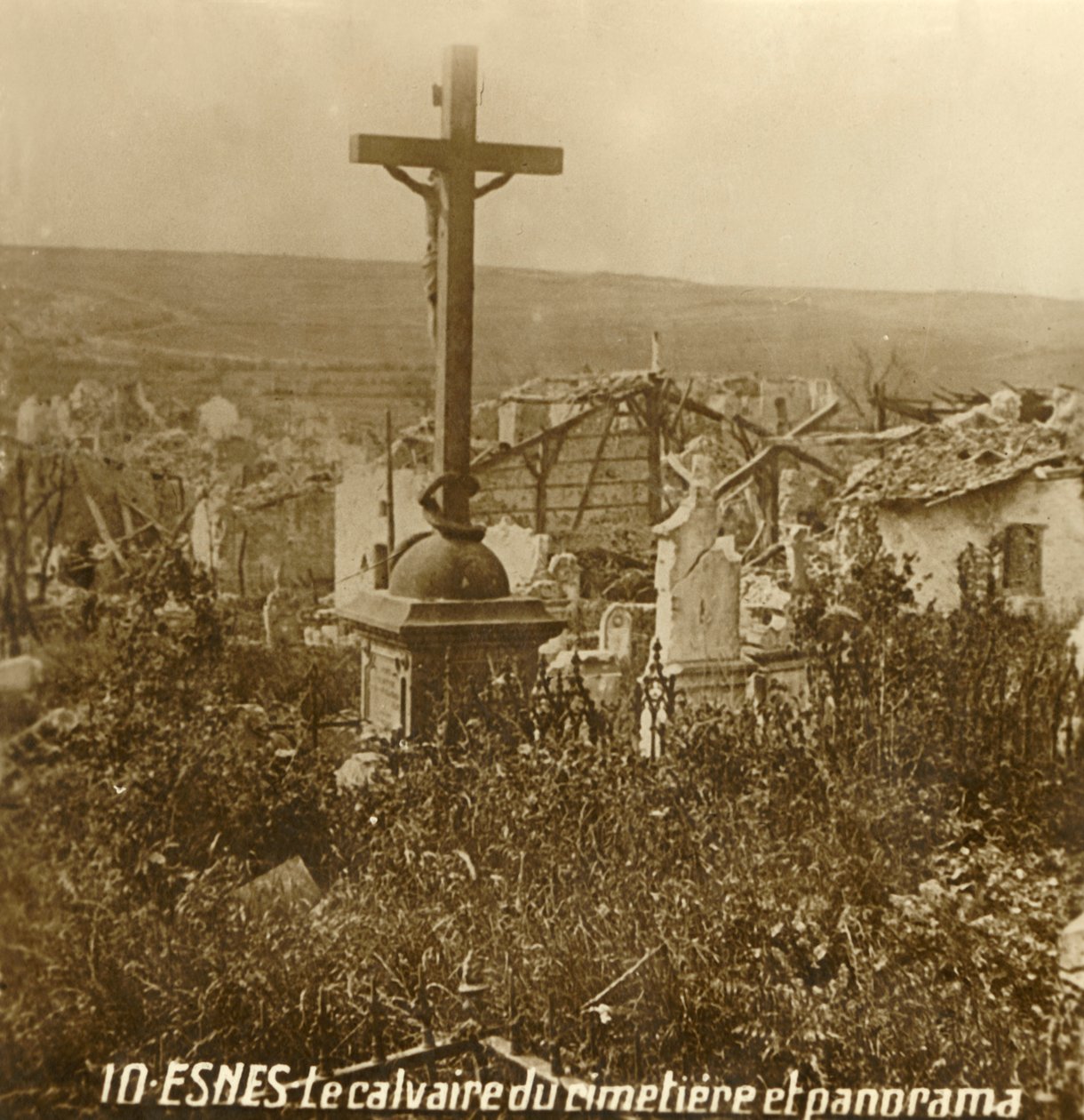 Golgata på kyrkogården i Esnes, norra Frankrike, c1914-c1918 av Unbekannt