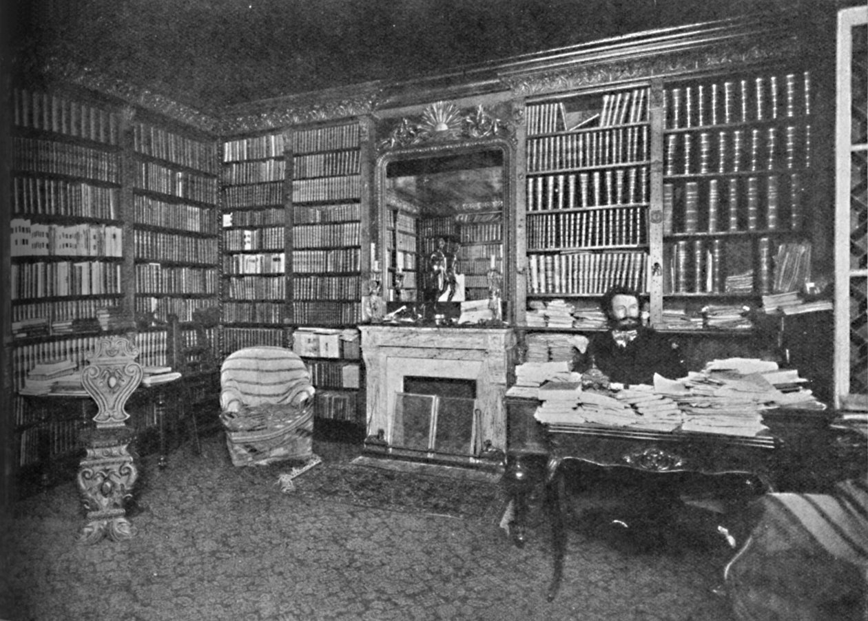 Camille Flammarion - Den framstående astronomen bland hans böcker, c1925 av Unbekannt