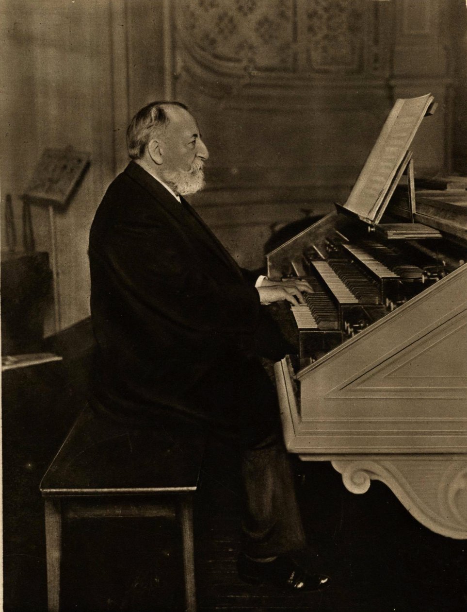 Camille Saint-Saëns 1835-1921 vid orgeln, 1913. av Unbekannt