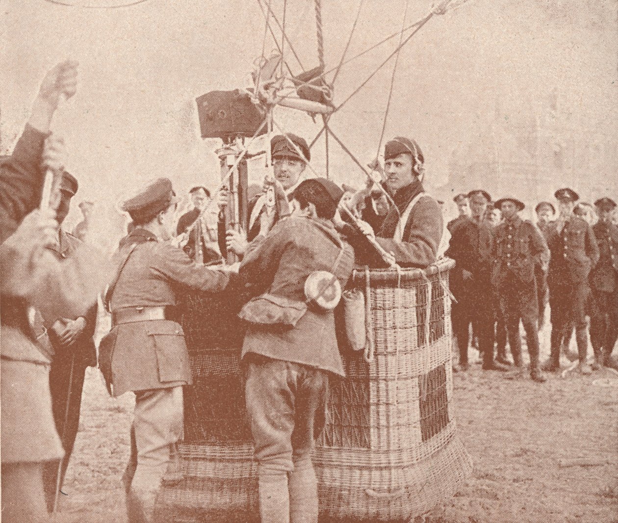 Kanadensisk officiell filmfotograf och assistent redo att stiga upp i en drakeballong, c1917 1919 av Unbekannt