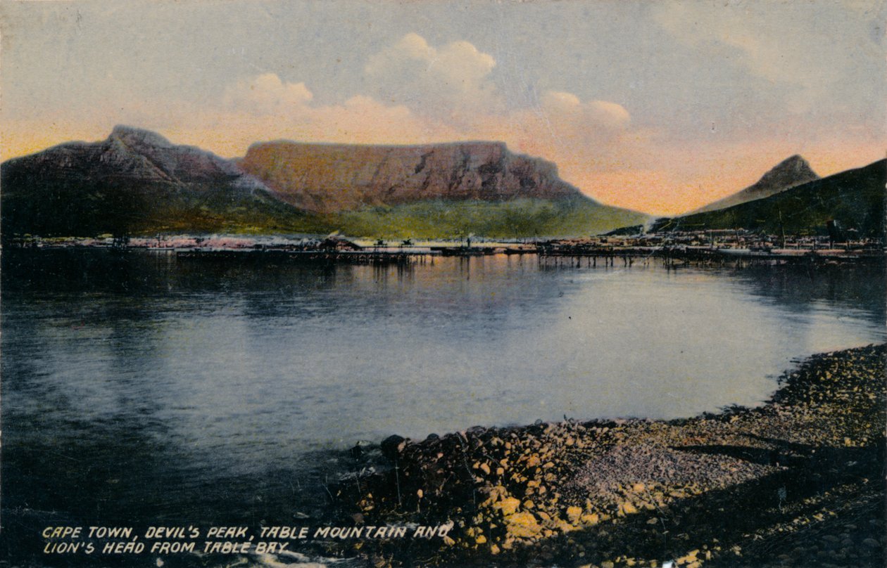 Kapstaden, Devils Peak, Taffelberget och Lions Head från Table Bay, c1900 av Unbekannt