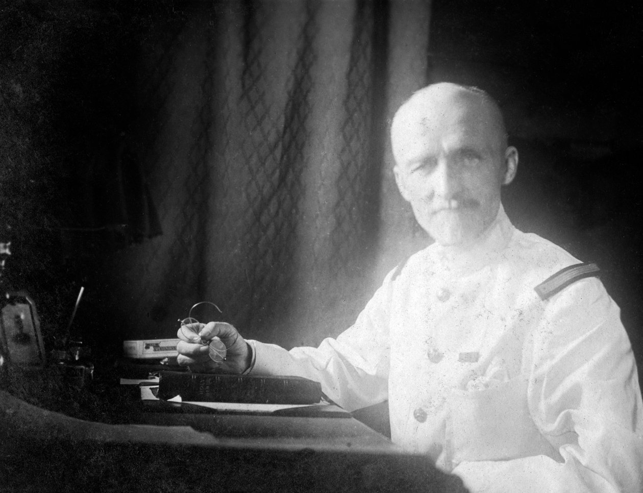 Kapten Carre vid H M T Egra, 1917 av Unbekannt