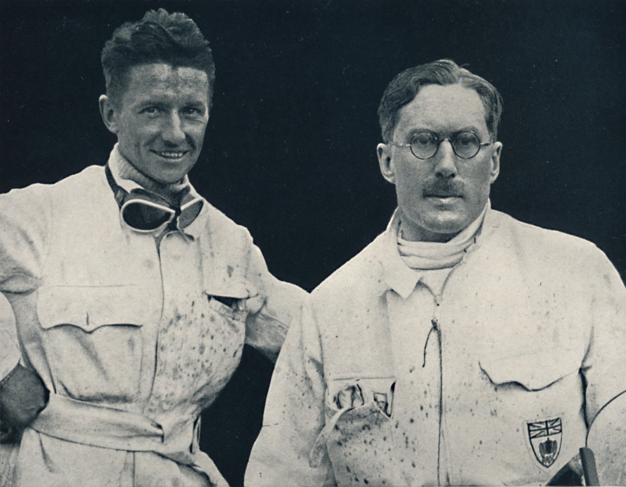 Kapten G. E. T. Eyston och assistent, 1937 av Unbekannt